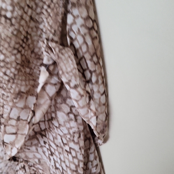 Elegant Chic Brown Patterned Women's Top – Stylish & Versatile Size M - Picture 4 of 7